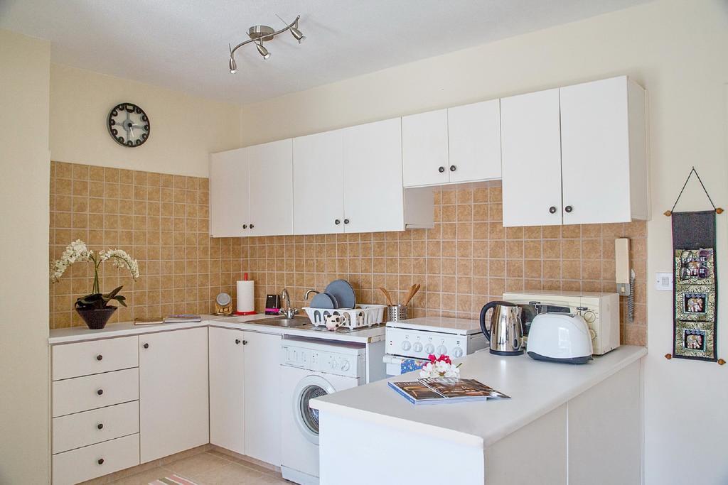 Love Nest Apartment Paphos Chambre photo