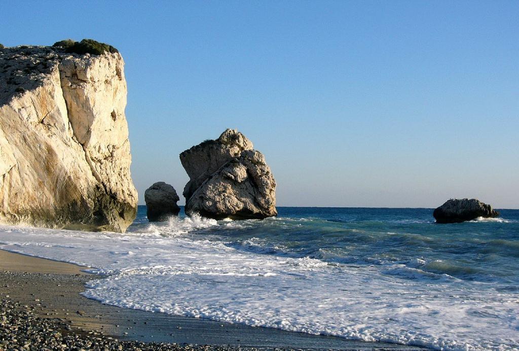 Love Nest Apartment Paphos Chambre photo