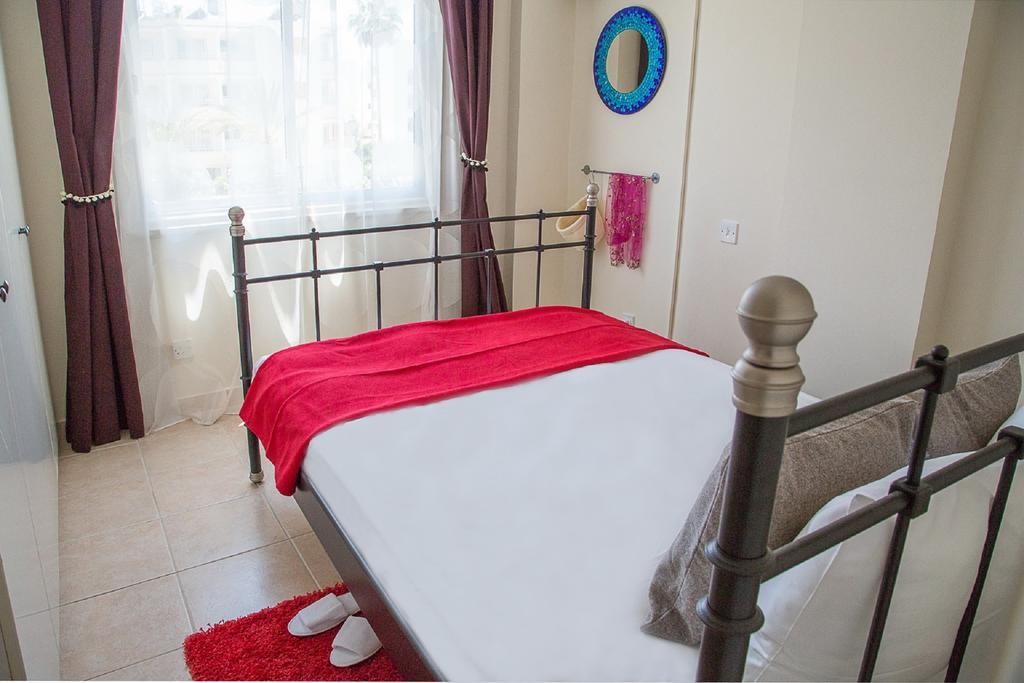 Love Nest Apartment Paphos Chambre photo