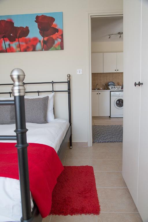 Love Nest Apartment Paphos Chambre photo