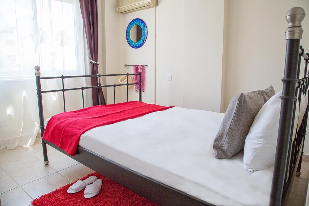 Love Nest Apartment Paphos Chambre photo