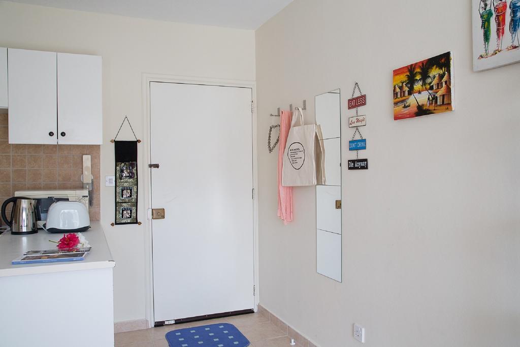 Love Nest Apartment Paphos Chambre photo