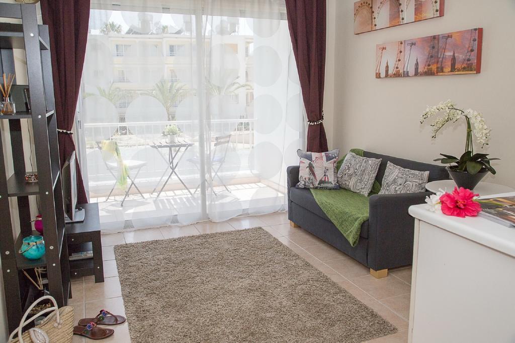Love Nest Apartment Paphos Chambre photo